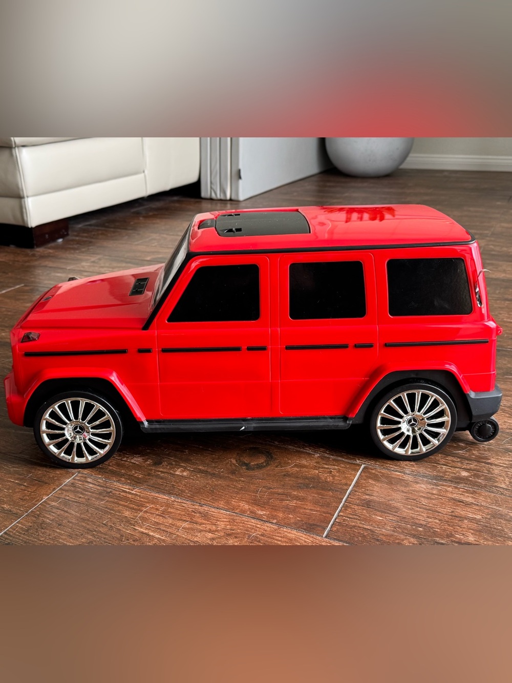 Mercedes-Benz G-Class Red Ride-On Suitcase - Picture 2 of 8